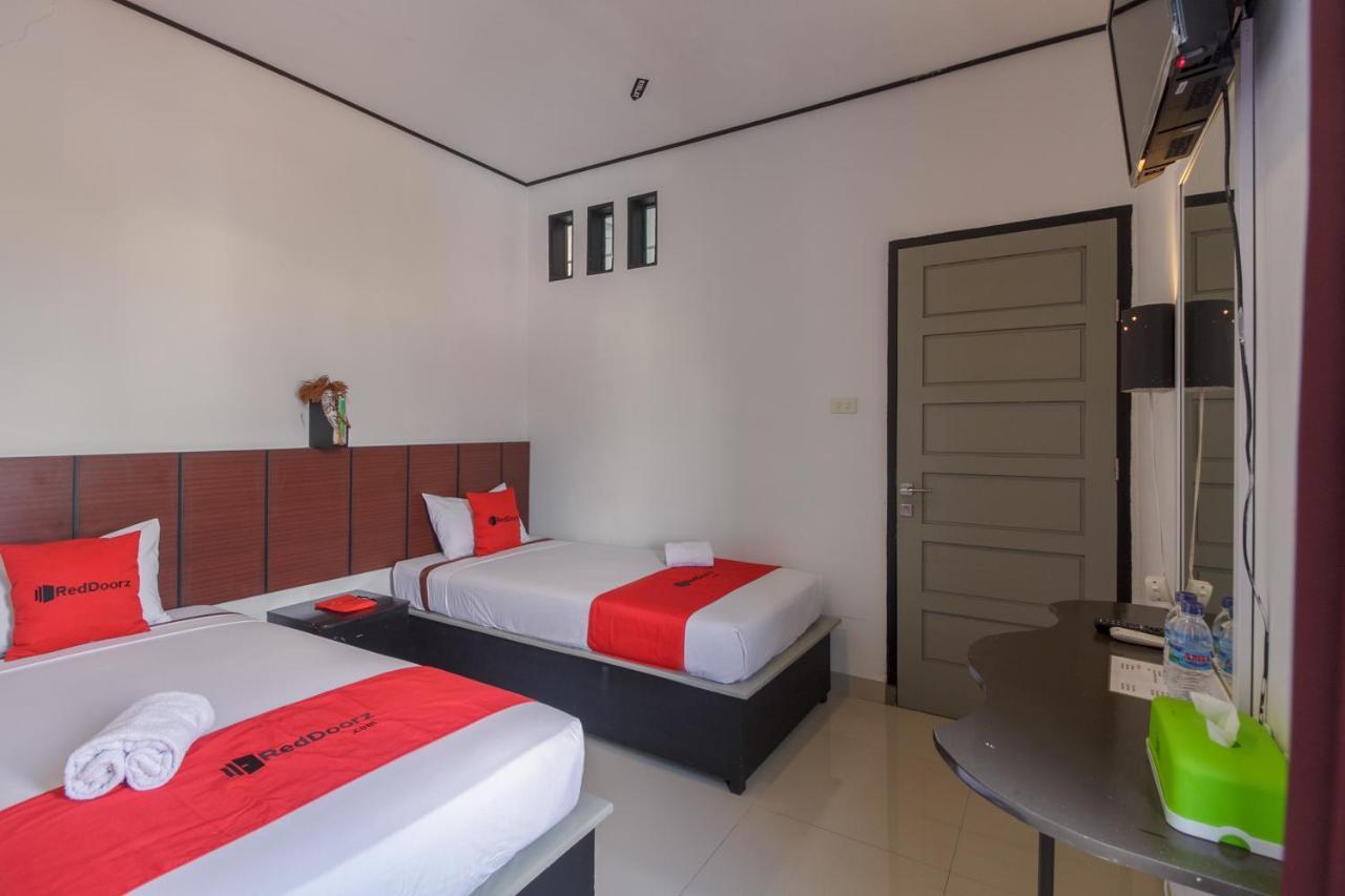 RedDoorz near Jalan Sudirman Padang Hotel Bagian luar foto