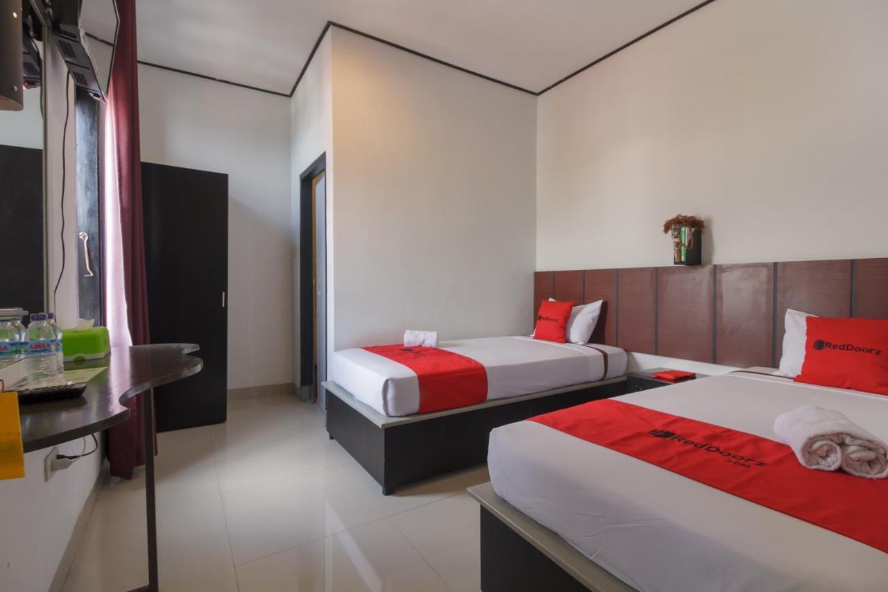 RedDoorz near Jalan Sudirman Padang Hotel Bagian luar foto